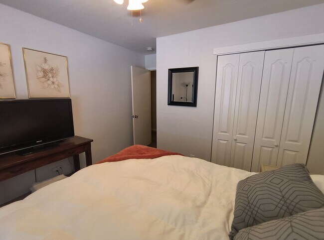 Building Photo - AVAILABLE NOVEMBER 1ST! Cute updated 2 bed...