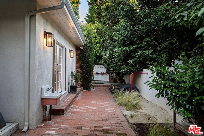 Building Photo - 5525 Matilija Ave