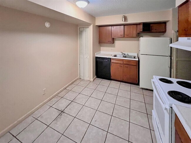 Building Photo - 1036-1033 Ellen Dr