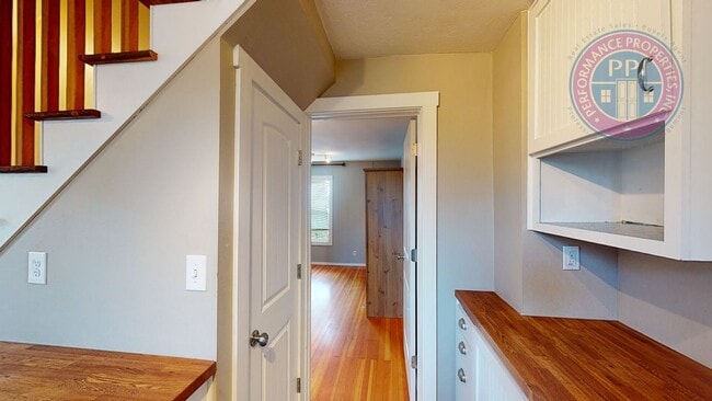 Building Photo - Adorable Canby Home, Cozy Gas Fireplace, Private Fenced Yard, Cat or Dog Friendly (2 max)