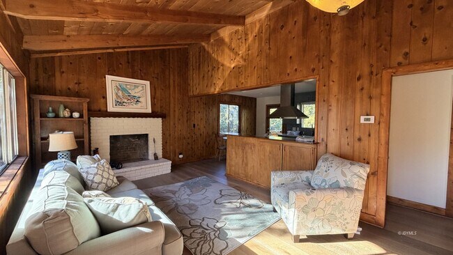 Building Photo - 2 Bedroom View Home