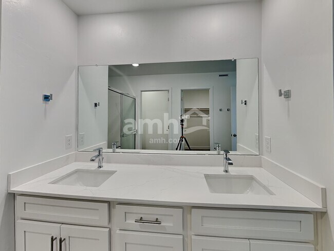 Building Photo - 7429 S Paseo Monte de Oro