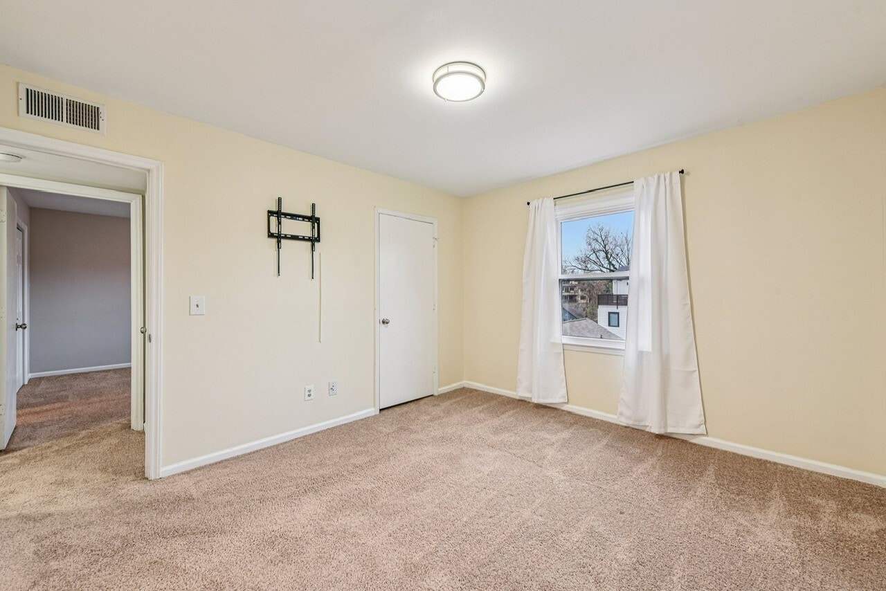 Building Photo - 430 Queens Rd