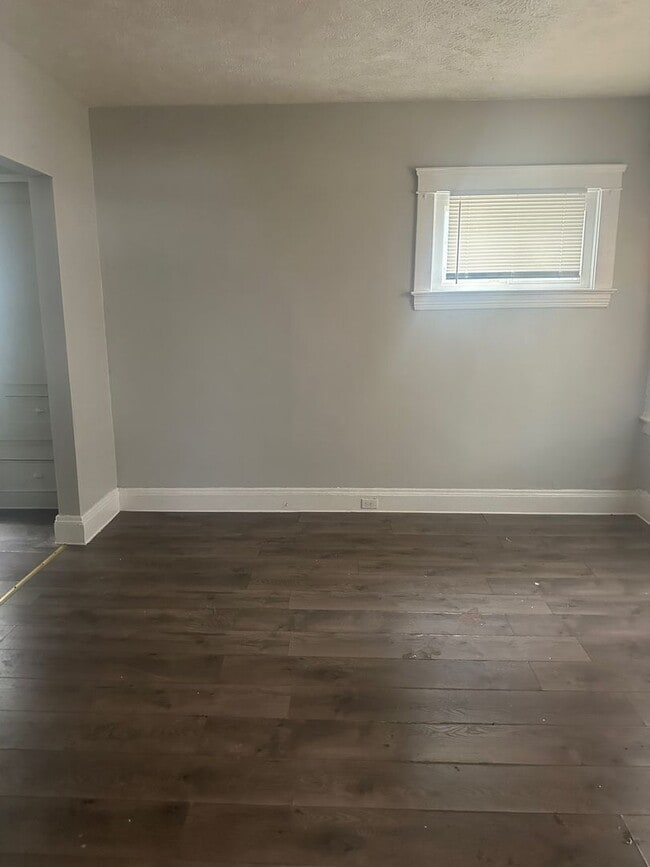 Building Photo - Nice Cozy downstairs unit