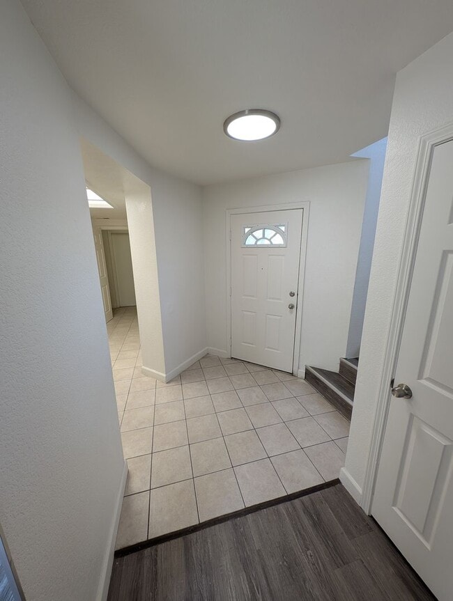 Building Photo - Spacious 2-Bedroom, 2.5-Bathroom Home on Q...