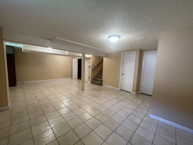 Building Photo - Bellevue Home For Rent!