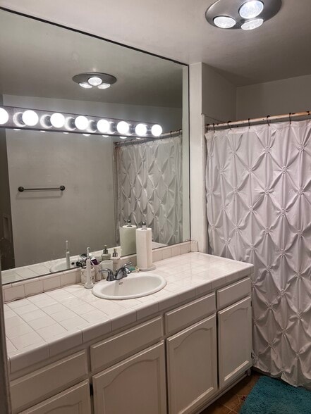 Building Photo - 5870 Green Valley Cir