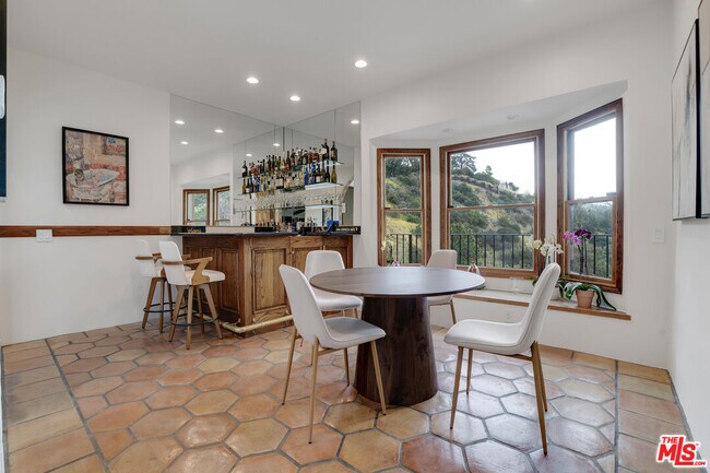 Building Photo - 10160 Cielo Dr