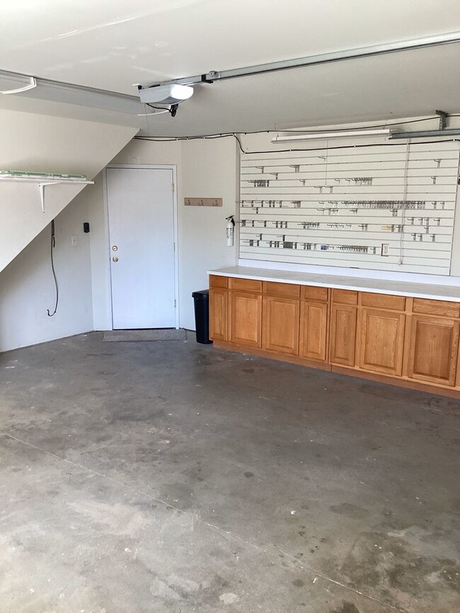 Building Photo - Newly renovated home, close to East ave shopping