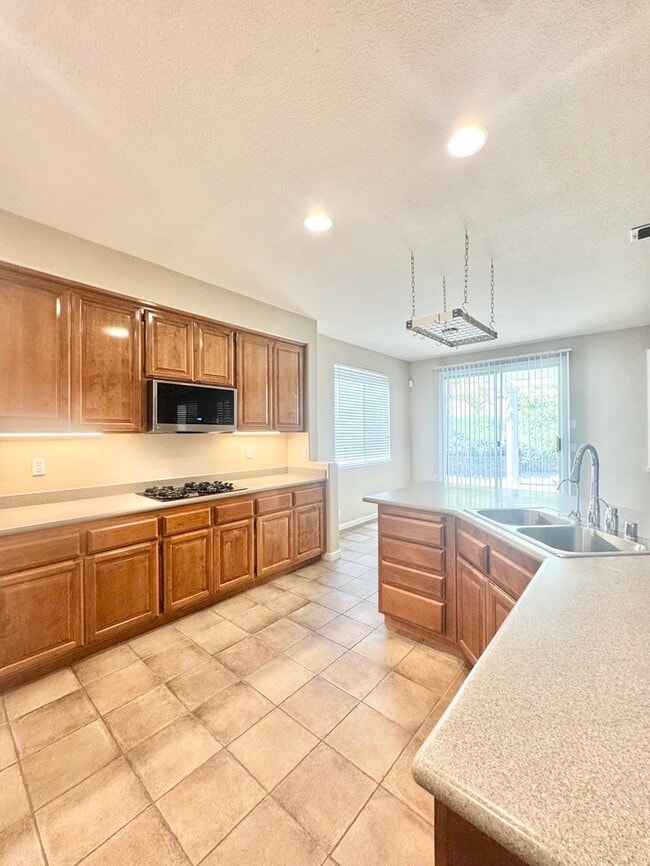 Building Photo - Beautiful large 4 bedroom home in rocklin!