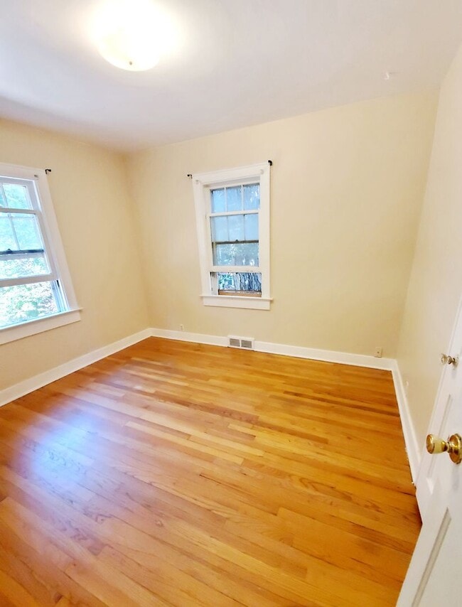 Building Photo - Aug 1st 2026/2027 Pre-leasing Close to 1.5 Blks to CSU & Old Town