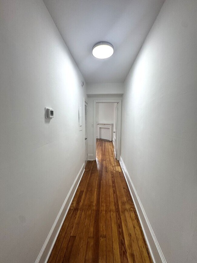 Building Photo - Fabulous Large Renovated 1BR/1BA in Histor...