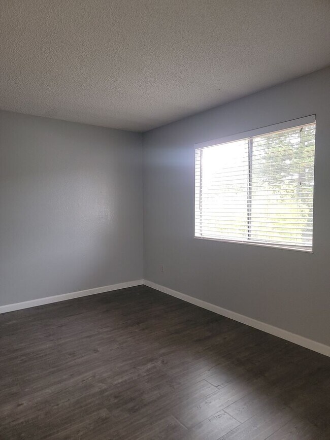 Building Photo - 3 Bedroom 2.5 Bath Corner Lot
