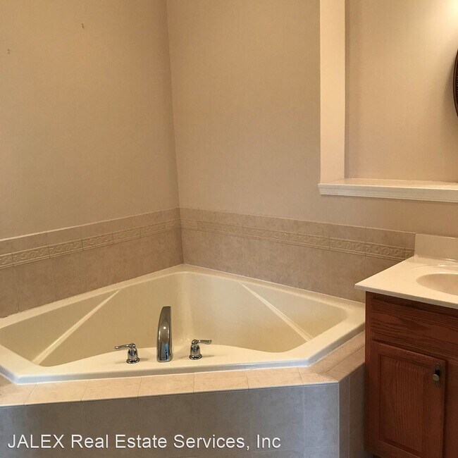 Building Photo - 3 br, 2.5 bath House - 2029 Powell Dr