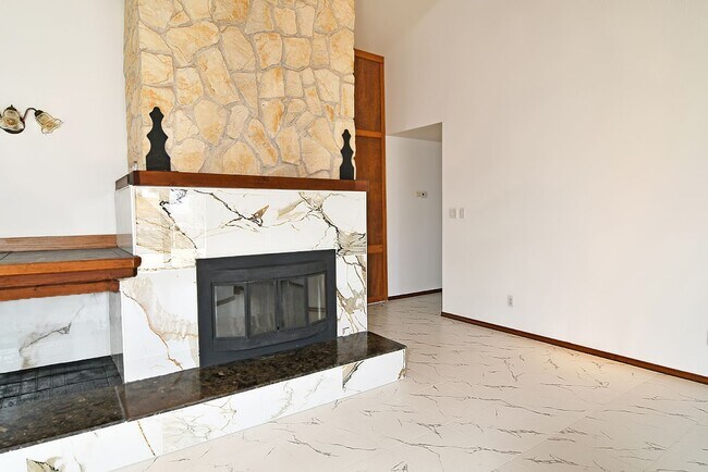 Building Photo - 6621 Vista Hermosa