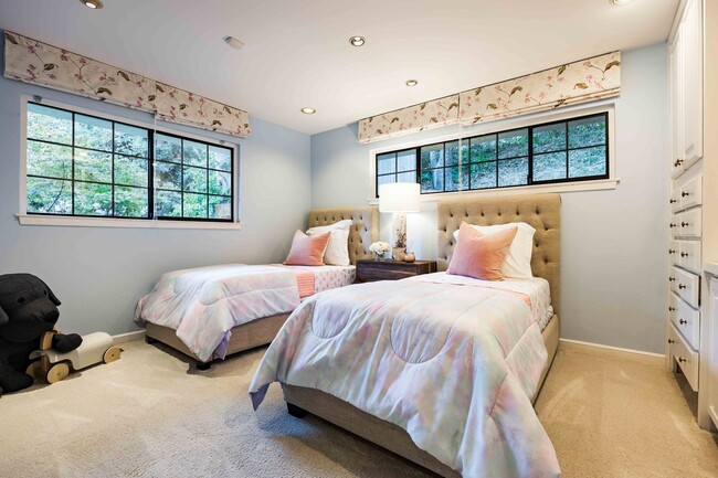 Building Photo - Luxurious Short Term Lease in Atherton: Ov...