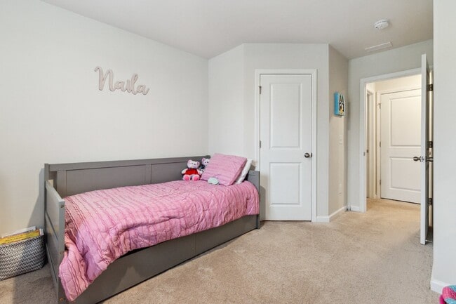 Building Photo - Well maintained 3-Bed 2.5 Bath Townhouse i...