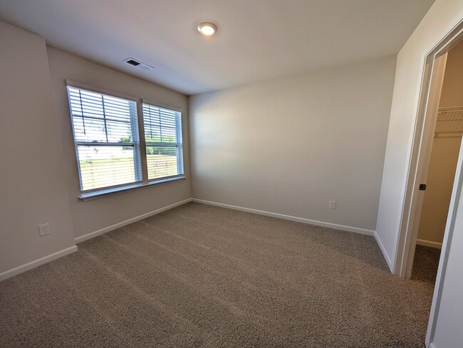 Building Photo - 1664 Hallview Ct