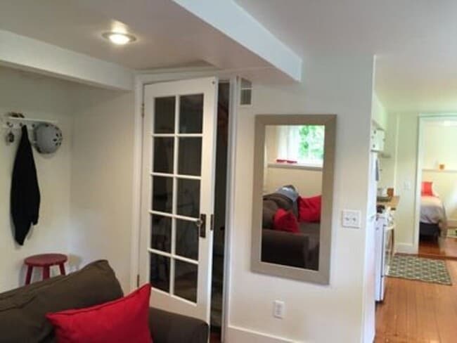 Building Photo - 342 16th Ave E