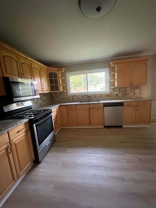 Building Photo - Spacious 3 bedroom 2 bathroom ranch.