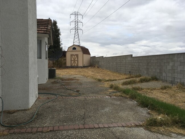 Building Photo - Spacious Two-Story Home  4 bedrooms, 3 bat...