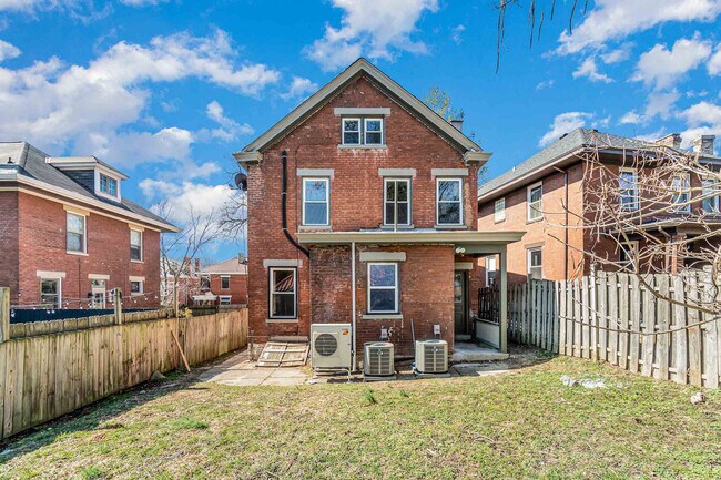 Building Photo - 2218 Scott St