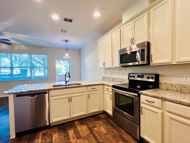 Building Photo - Gorgeous 3 bedroom, 2½ bath, 2 STORY townhome