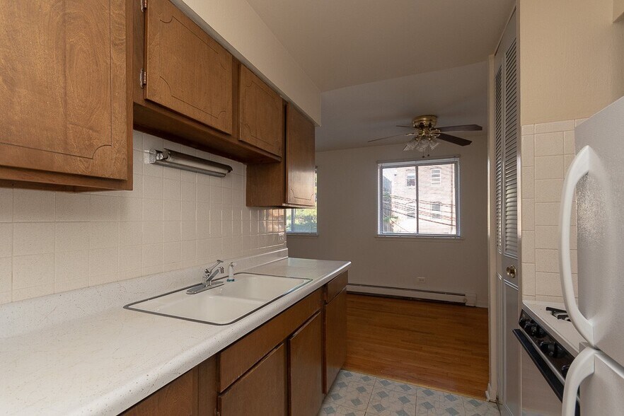 Building Photo - 535 W Aldine Ave