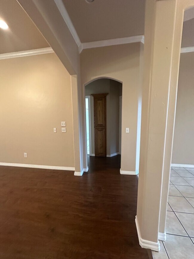 Building Photo - 2504 Thomas Dr