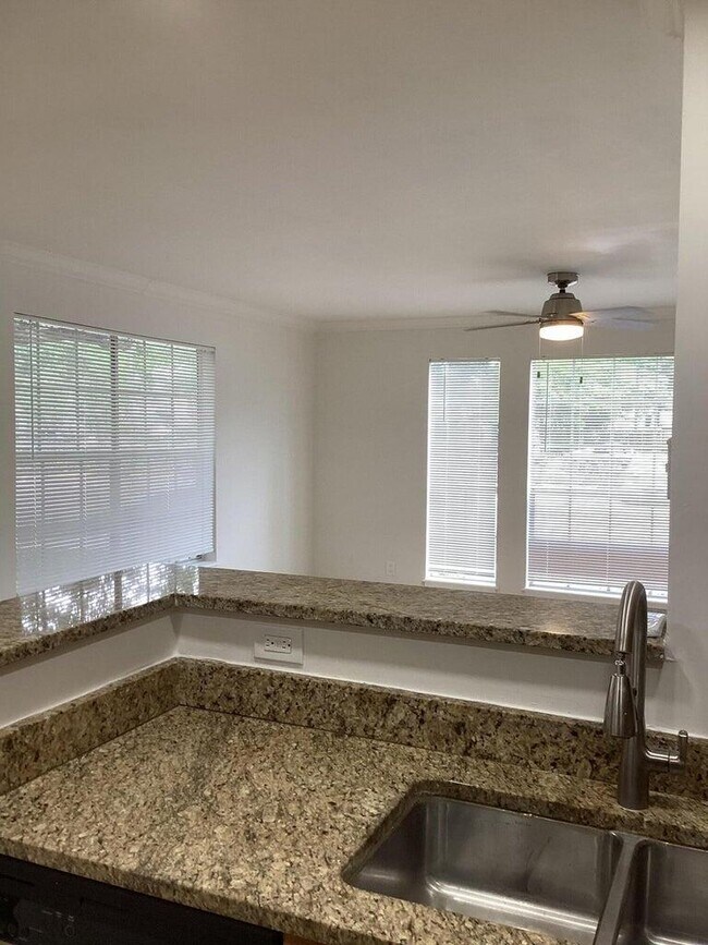 Building Photo - 1011 Crystal Way