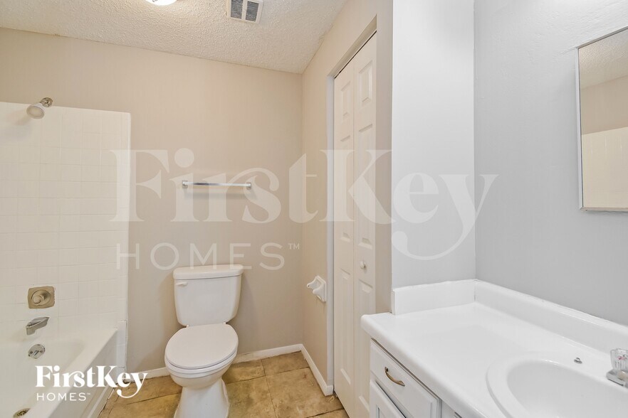 Building Photo - 2818 Ravenwood Dr