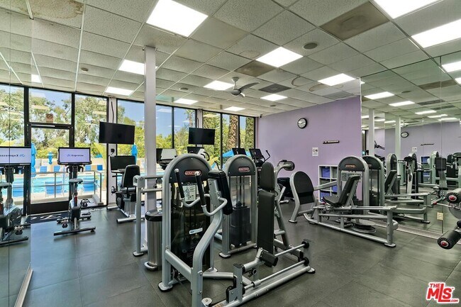 Building Photo - 2170 Century Pk E