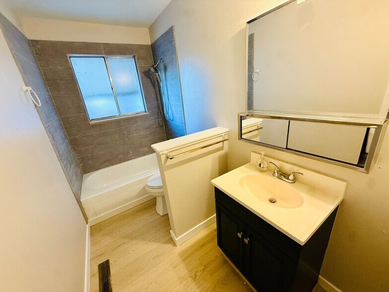 Building Photo - 2509 Royalty Ct