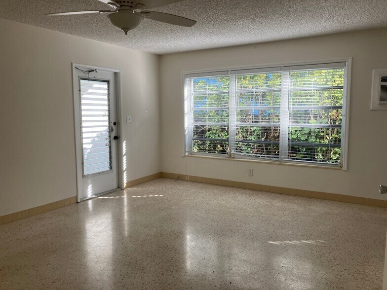 Living Room - 865 SE 20th Ave