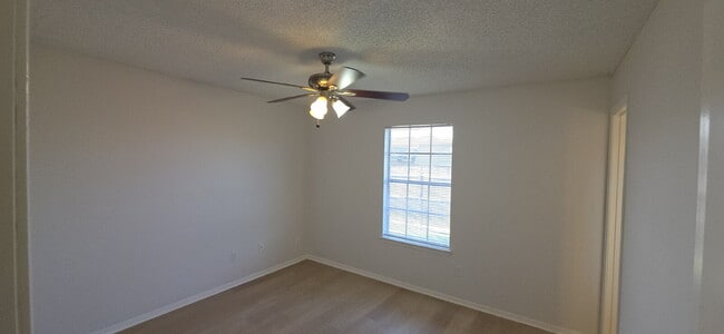 Building Photo - First-floor condo with fenced in backyard!