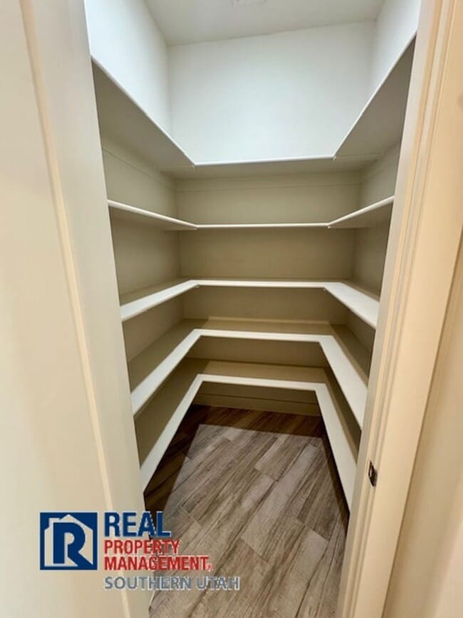 Building Photo - 4 Bedroom home on elevated Bloomington lot...