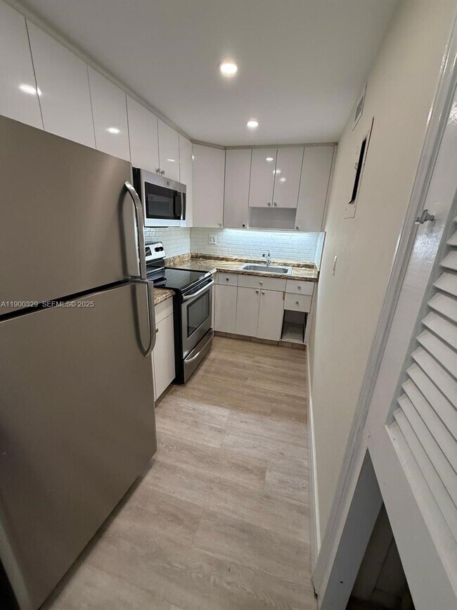 Building Photo - 900 NE 18th Ave