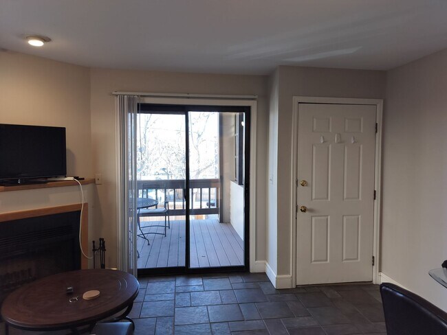 Building Photo - Immediate Move In special- Furnished/Pet friendly/ One bedroom Condo, short term lease of 30 days...