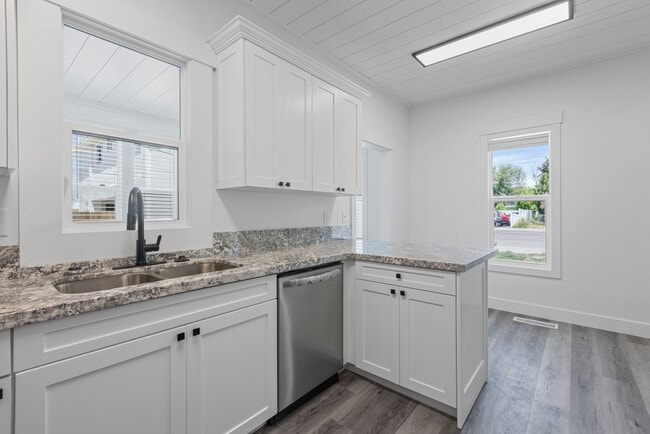 Building Photo - 5 Bed 2 Bath MODERN HERITAGE HOME