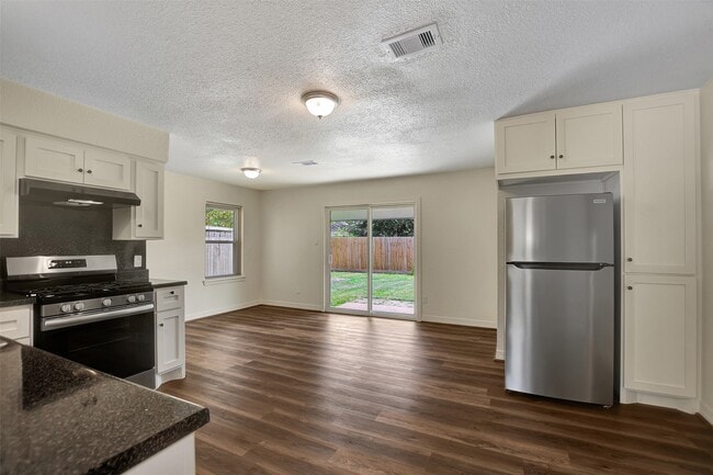 Building Photo - 2505 Dewberry Ln