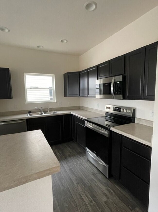 Building Photo - Avalon Bluff...3 Bedroom 2 Bath House