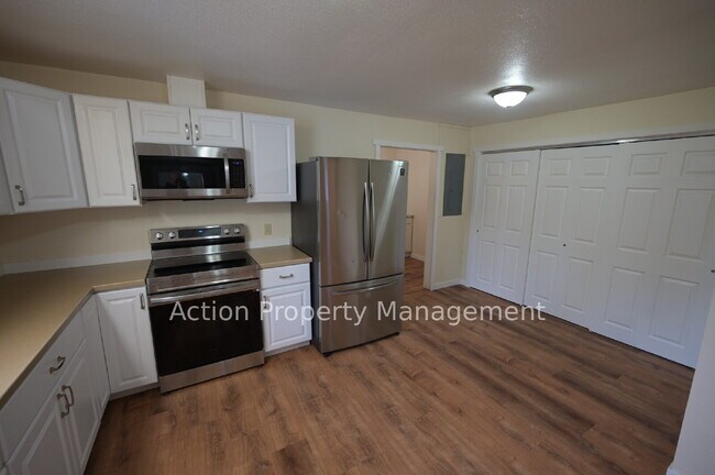 Building Photo - Updated Single-Level Home with Spacious Interior & Covered Parking