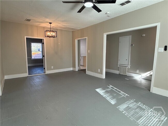 Building Photo - 728 W 39th St