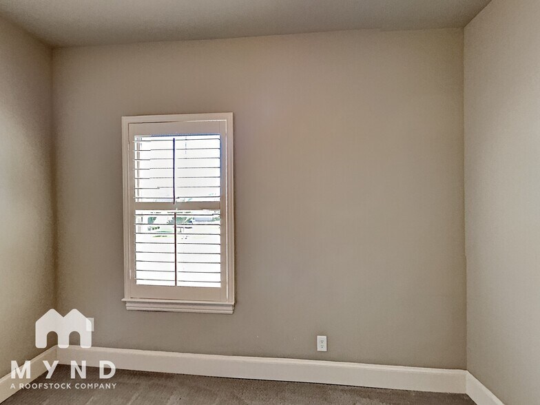 Building Photo - 10 Center Ct