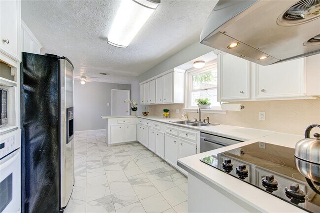 Building Photo - 5025 Hazelton St