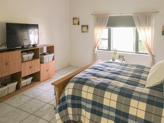 Building Photo - 5614 Hammock Ln