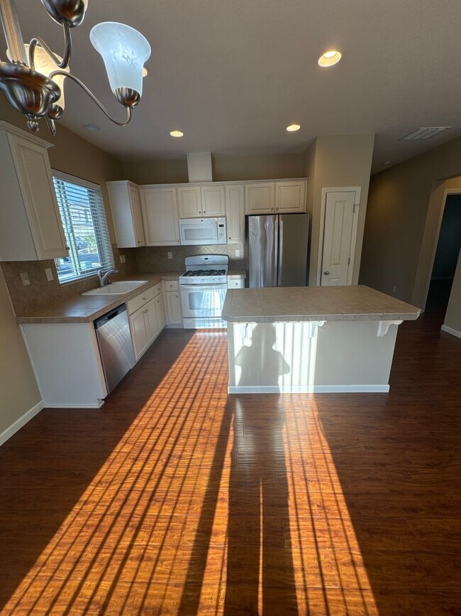 Building Photo - ? Beautiful 4-Bed, 3-Bath North Albany Hom...