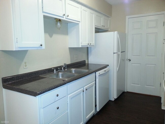 Building Photo - 3 br, 2 bath 4plex - 111 Peachtree Court D