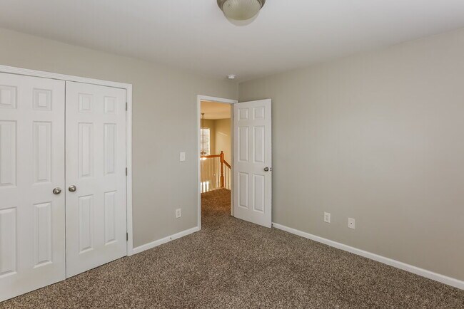 Building Photo - 926 Marthas View Dr NW