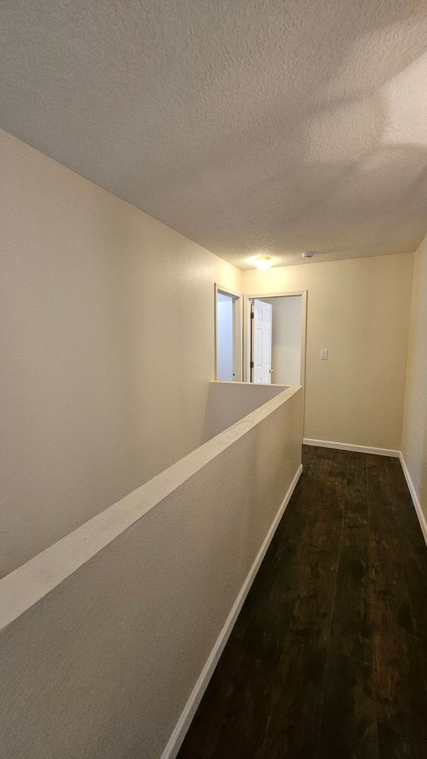 Building Photo - 4 bed 2.5 bath